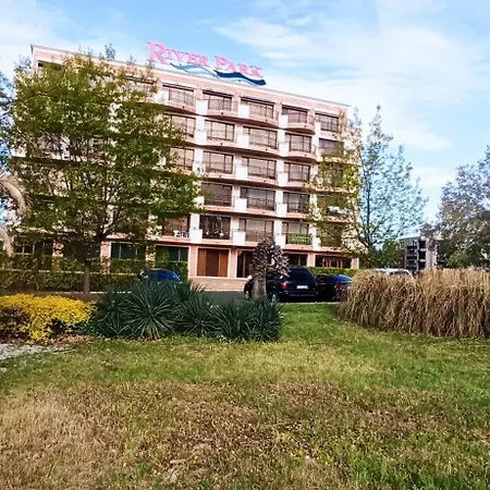 Апартамент River Park *